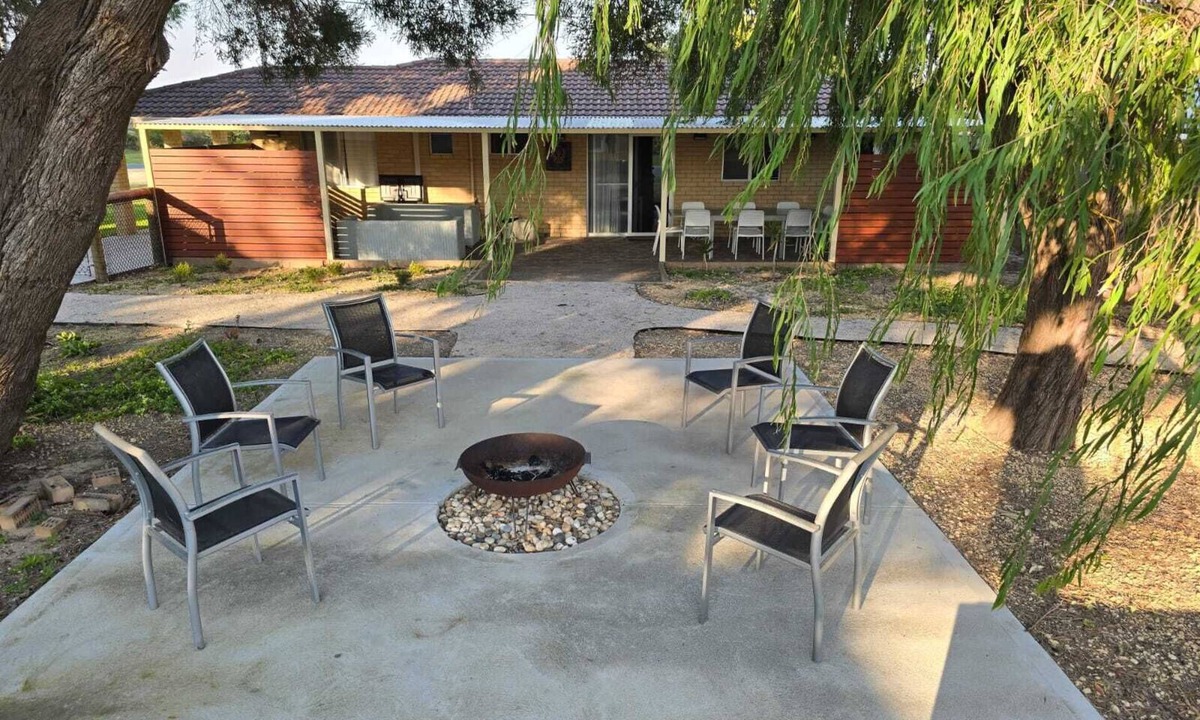 Lancelin House | Seas The Day- Coastal Comfort & Spacious Living!