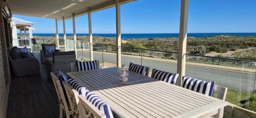 Ledge Point House | Seascapes - On Ledge