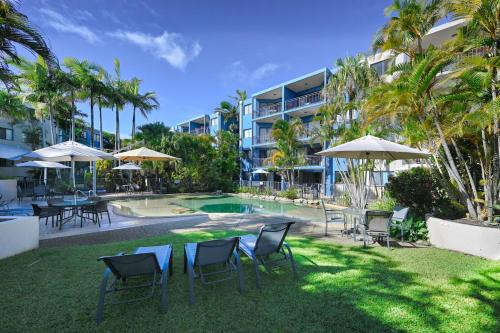 Dicky Beach Apartment | Seaside Charm & Comfort - 1min to Beach