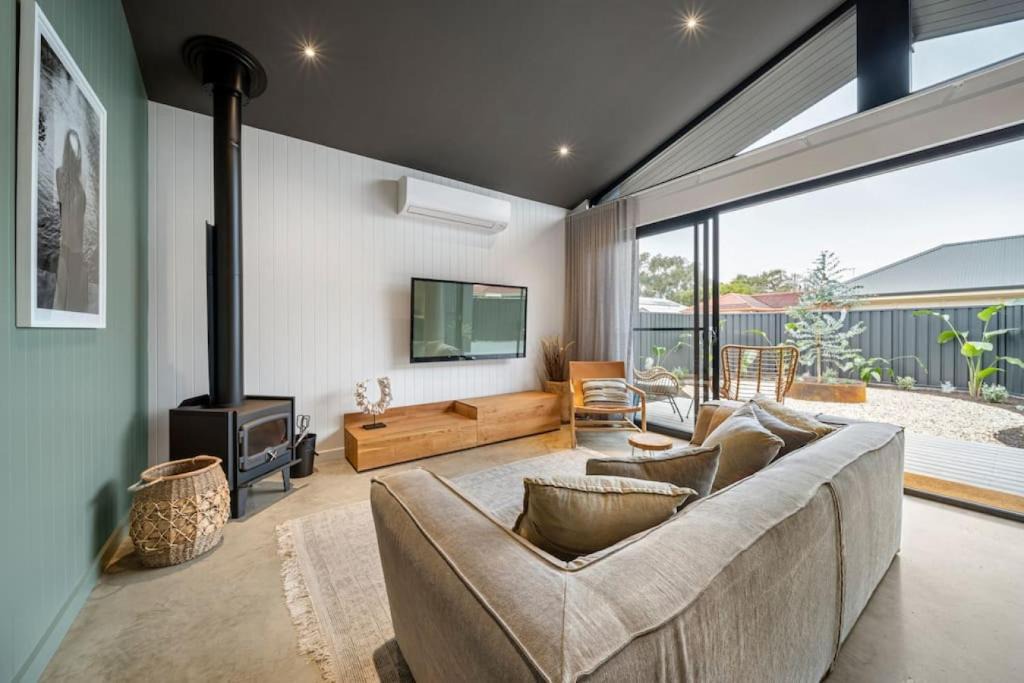 Grange House | Seaside on Swan & Laneway Retreat - A Family Haven