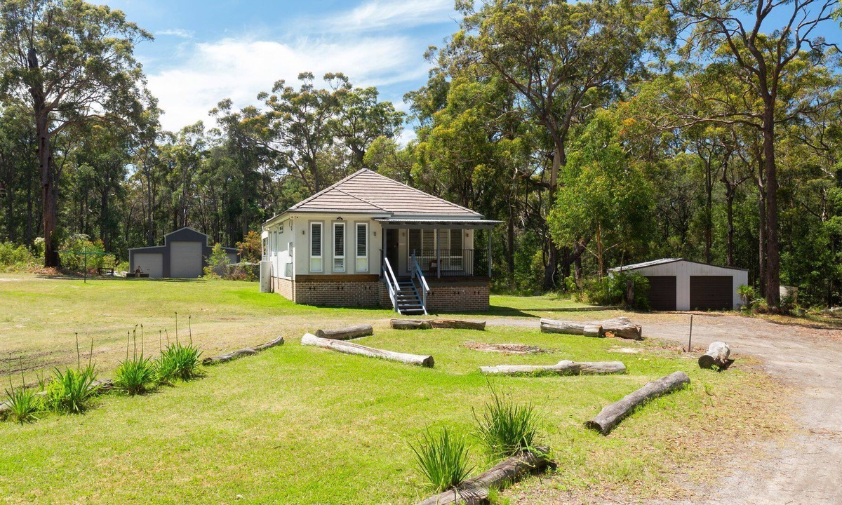 St. Georges Basin House | Secluded Cottage Surrounded by Eucalyptus Trees and Native Wildlife
