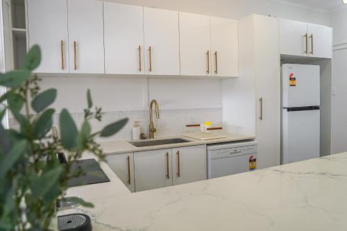 Bargara House | Seeside Cottage Bargara - Beach 100m, Pet-Friendly