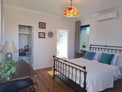 Brentwood House | Self- contained Guest Suite, No Overlap With Host, Private Entrance & Garden