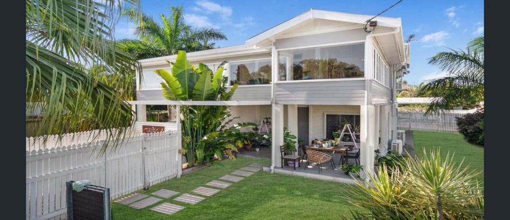 Hermit Park Apartment | Serene Courtyard Retreat - Stylish & Pet Friendly