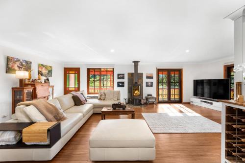 Central Tilba House | Serene Farm Stay, Modern 3BD, Central Tilba near Mystery Bay! Pets OK