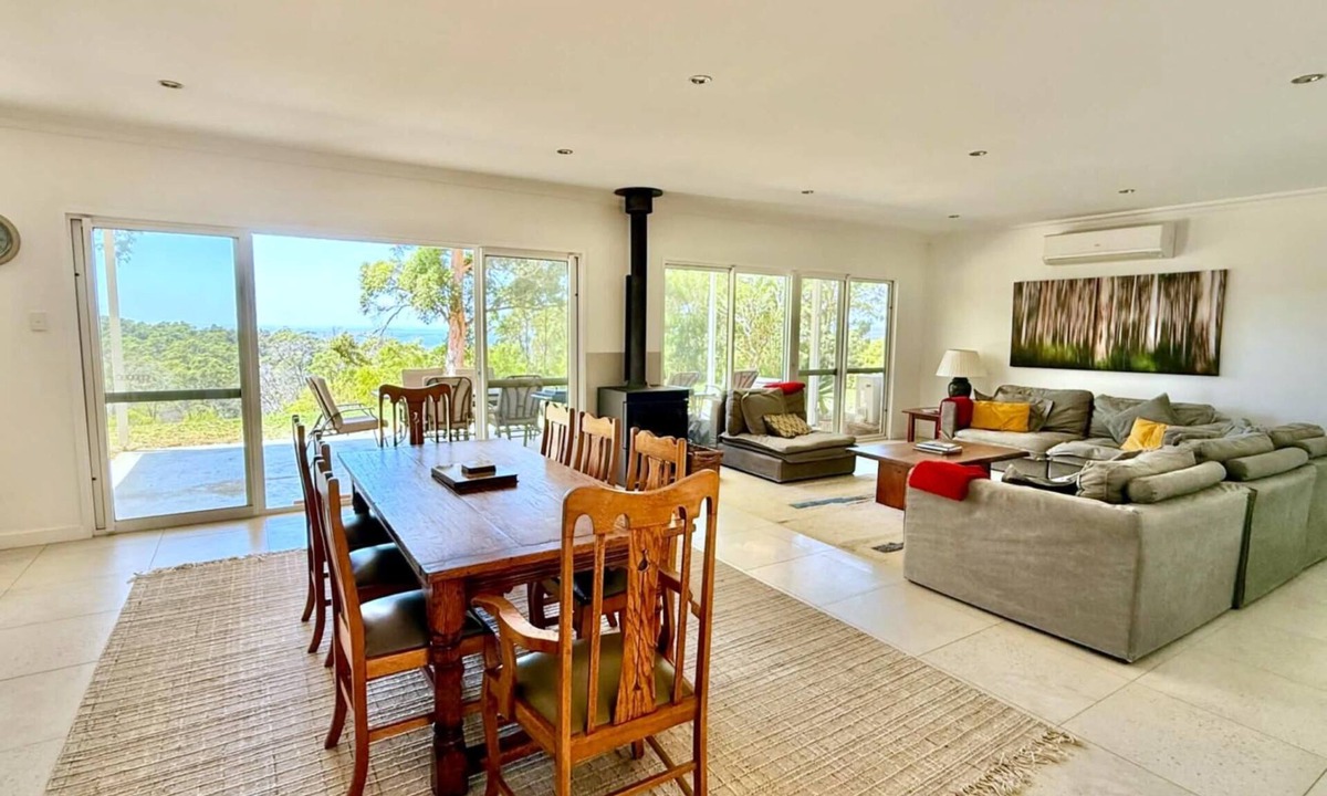 Shadforth House | Shadforth Rise: Close to town, large home with views to inlet, park cars/boat