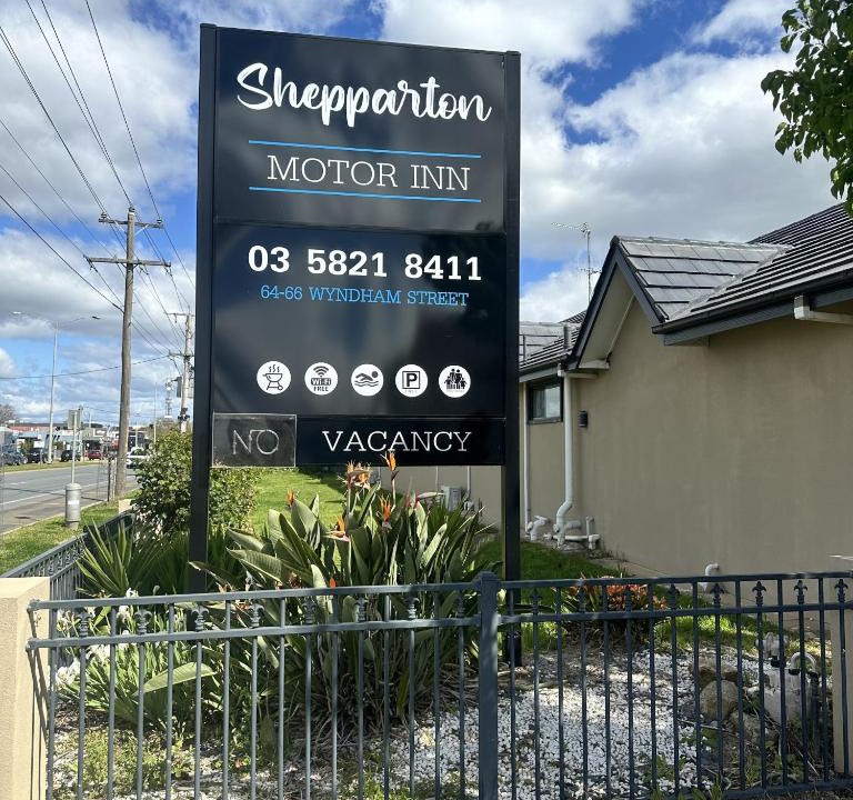 Shepparton Hotel | SHEPPARTON MOTOR INN Tudor House Motel