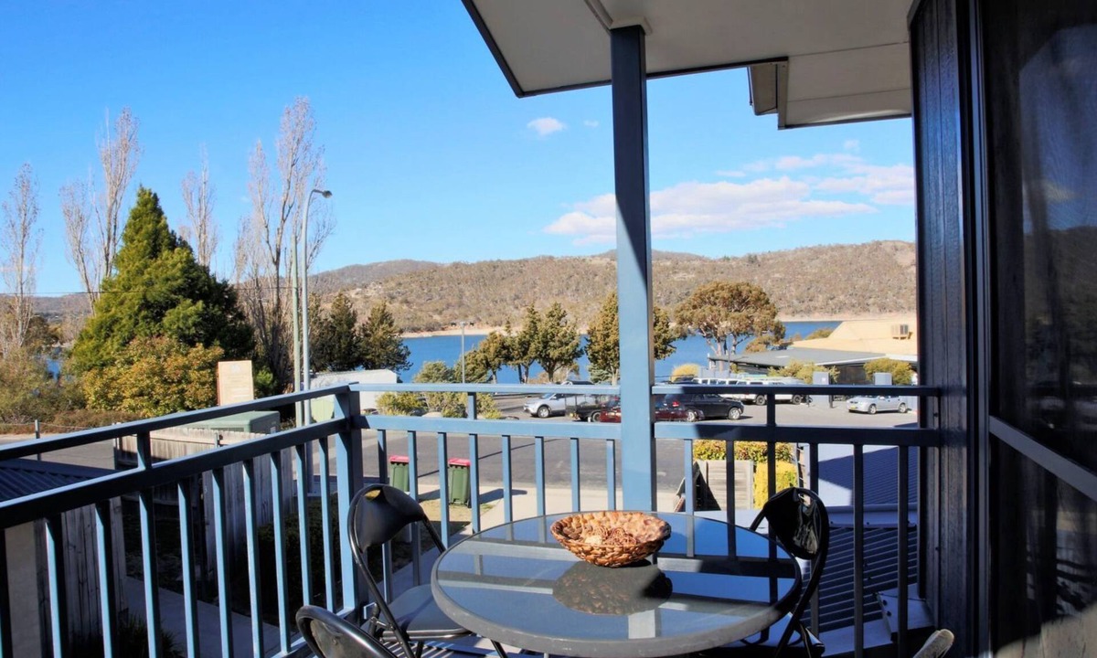 Jindabyne House | Silvertrees 5 - Central 3BR Townhouse l Lake Views l Spa l BBQ l WiFi
