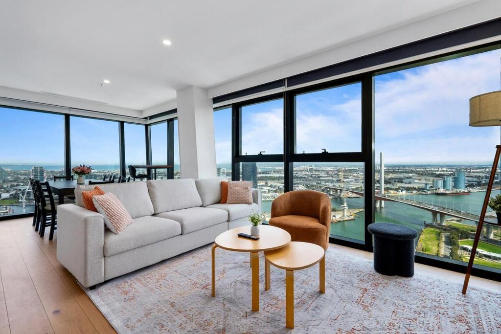 Docklands Apartment | Skyline Luxe 3BR 3BA with Free Carpark, River & Ocean Views