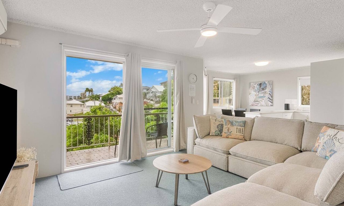 Coolangatta Apartment | Skyline Unit 12- Located in central Coolangatta easy walk to beaches, cafes & shops, Wi-Fi Inc.