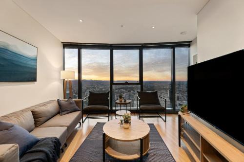 Brisbane Central Business District Apartment | Skytower 72nd Floor 3BR with Parking, Pool and Gym
