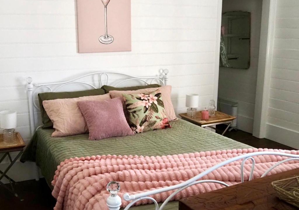 Smithtown House | Smithtown Champagne Bed and Bubbles