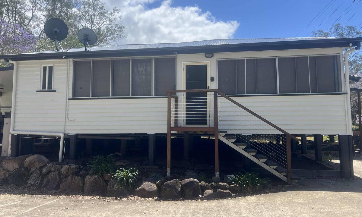 Somerset Dam House | Somerset Dam Accommodation - The Lock Up