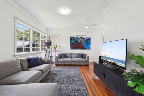 Morningside House | Spacious 3-Bed Home in Morningside with Backyard