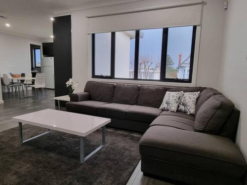 St. Kilda East Apartment | Spacious 3 Bedroom Modern Apartment - St Kilda East