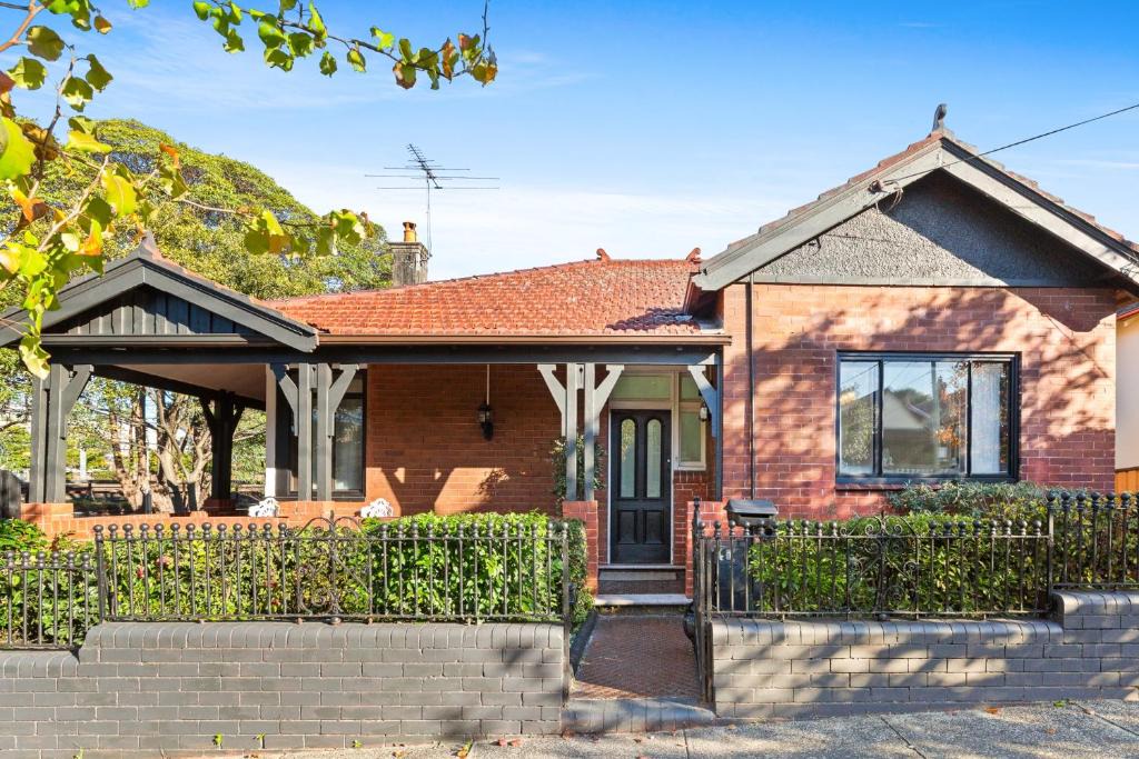 Stanmore House | Spacious 4-Bed Character House in Vibrant Stanmore