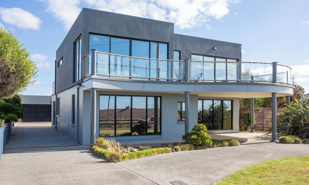 Warrnambool House | Spacious 4 Bedroom Coastal Retreat with Spectacular Views - Dog Friendly