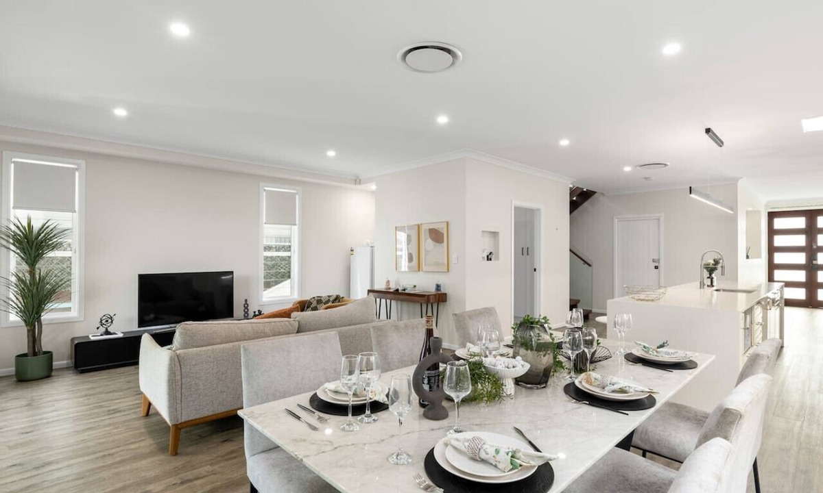 Bardon House | Spacious 4-Bedroom Bardon Retreat Across 2 Levels