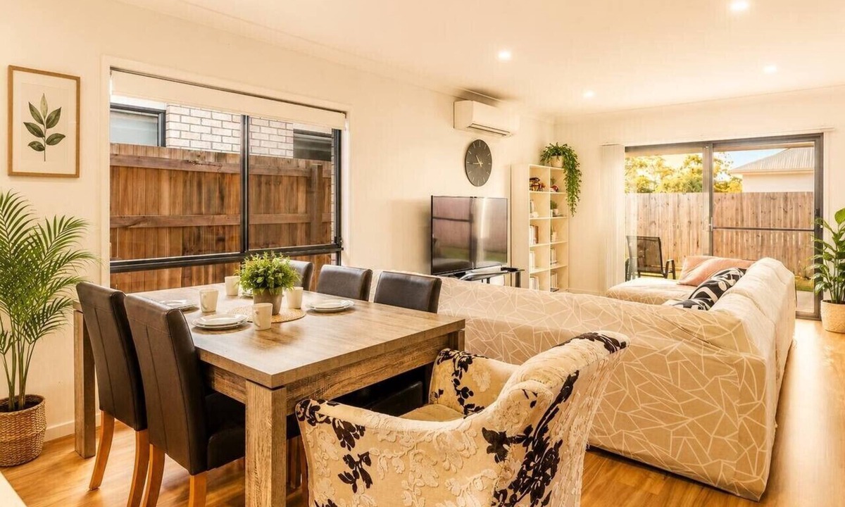 Logan Reserve House | Spacious 4B Near Logan with Parking