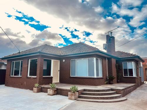 St. Albans House | Spacious 4BR Home - Next to St Albans Station