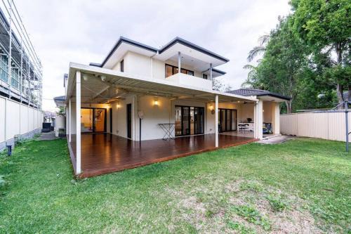 Sunnybank Apartment | Spacious 5BR 3BA Home w Parking and Yard in Sunnybank M11