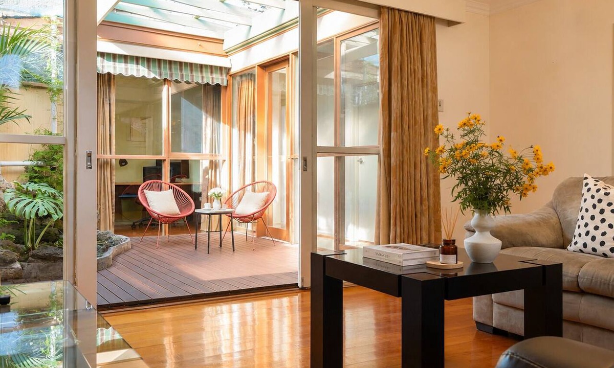Mount Waverley House | Spacious 5BR Family Home | 3-Min Walk to train | Free parking | Pet friendly