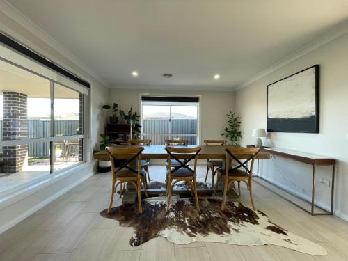 Eglinton House | Spacious and Modern Home away from Home