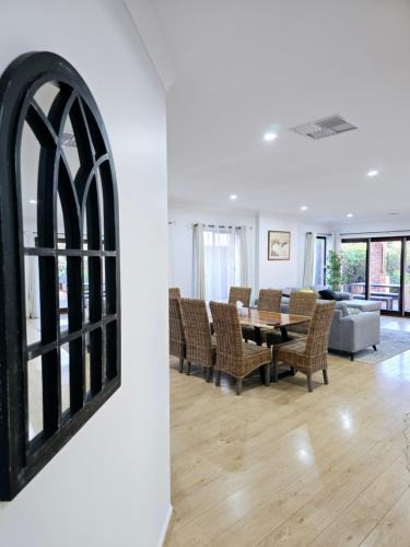 Williams Landing House | Spacious and stylish house, close to Metro, fully AC