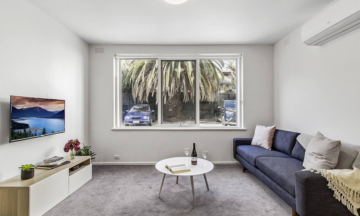 Saint Kilda South Apartment | Spacious apartment within minutes of Acland Street