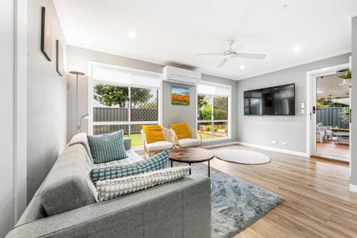 Beachmere House | Spacious Beachmere Retreat - Walk to the Bay