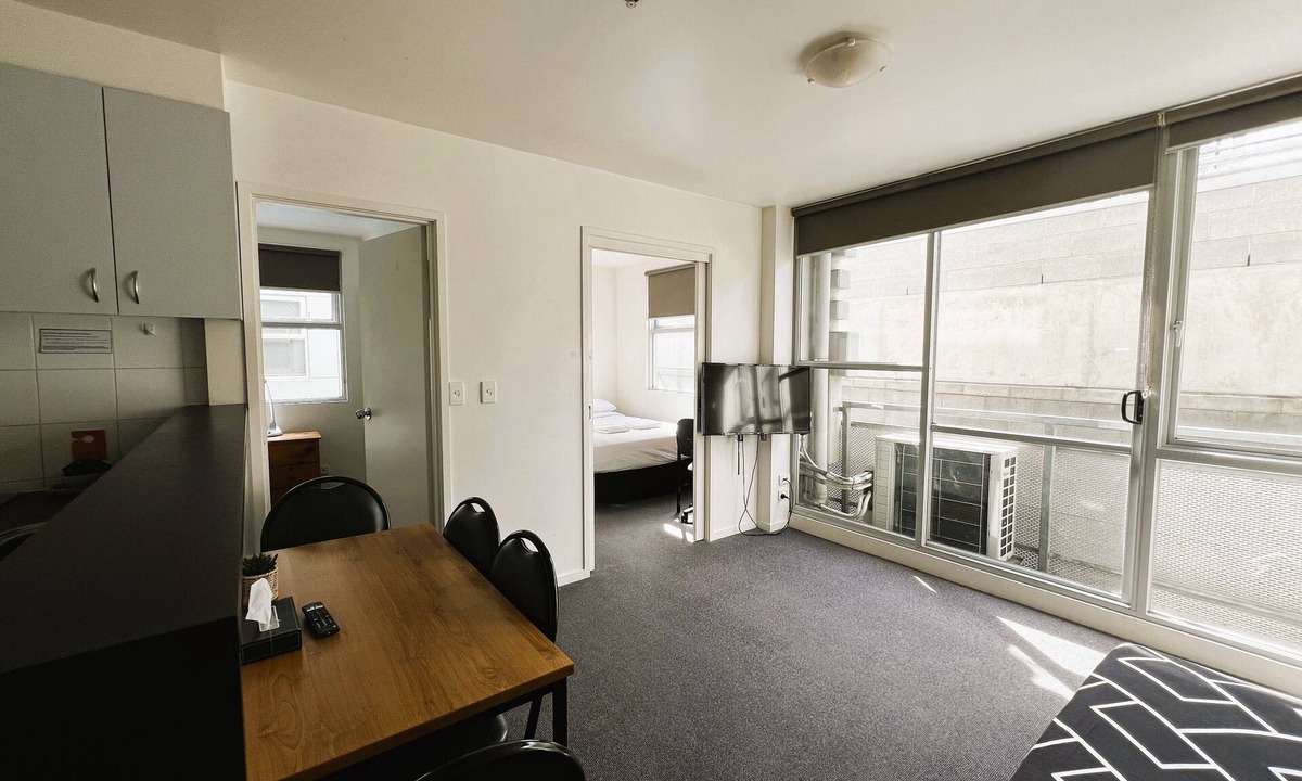 Carlton South Apartment | Spacious CBD Apartment for 5 | WiFi Included