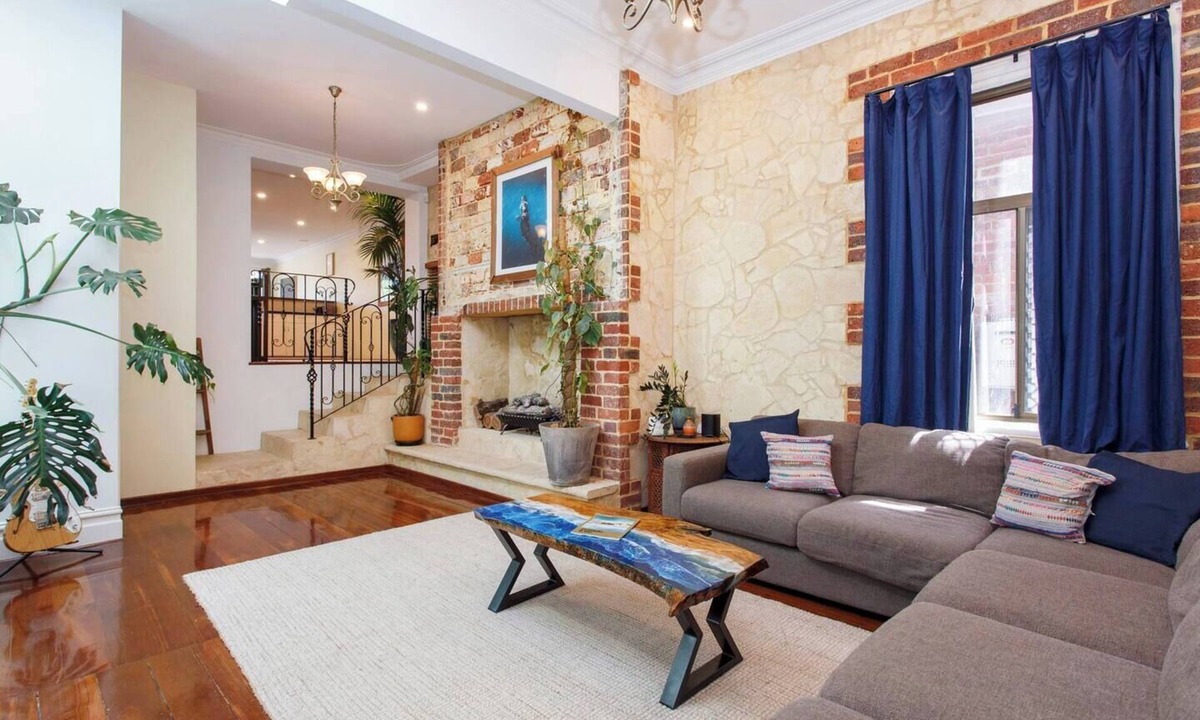 Fremantle House | Spacious Central Fremantle Home w Spa bath & garden