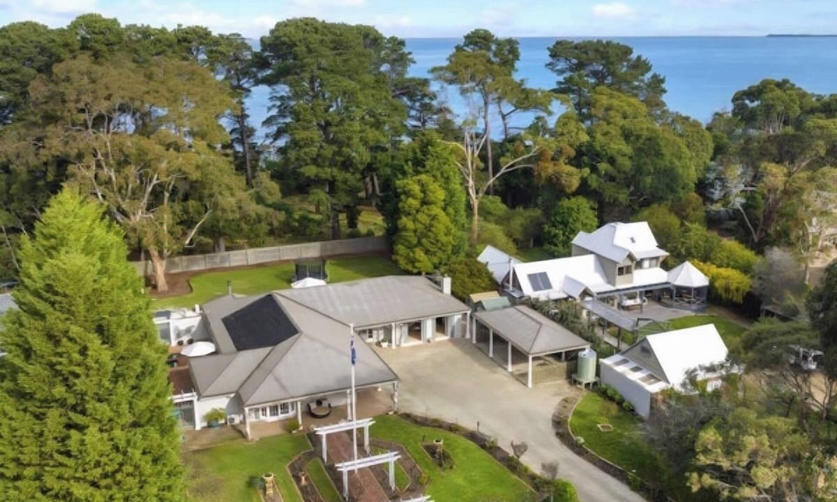 Merricks Beach House | Spacious Coastal Retreat with Pool & Garden - 2mins walk to Merricks Beach