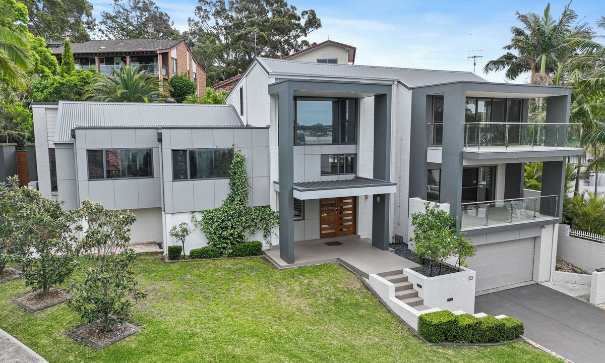 Speers Point House | Spacious Executive Home with Lake Views