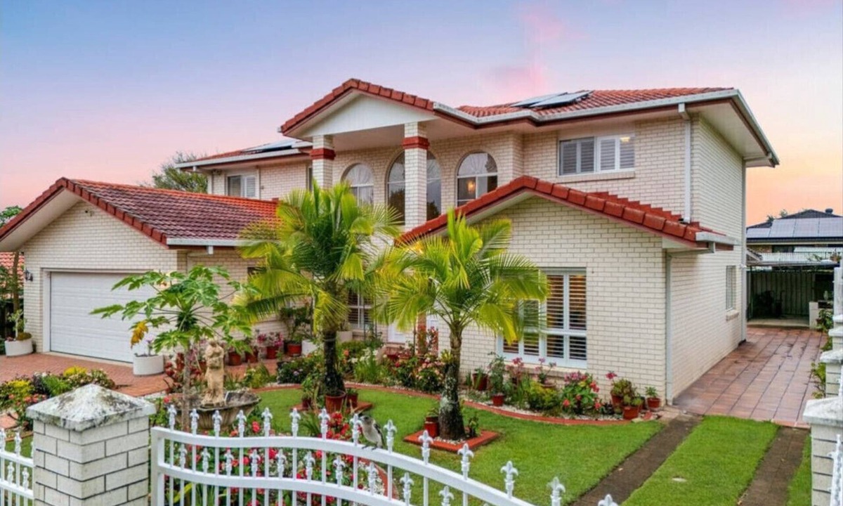 Calamvale House | Spacious Group Getaway w/Home Office & Full A/C