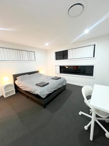 Guildford House | Spacious Queen Room with Attached Bathroom - OR1
