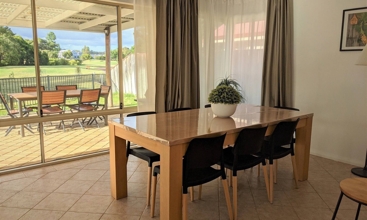 Dunsborough House | Spacious & quiet home with extended Golf views, close beach & CBD, WiFi