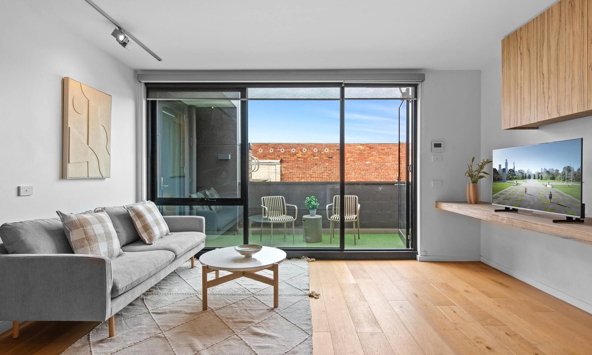 Saint Kilda South Apartment | Spacious St Kilda by Ready Set Stay