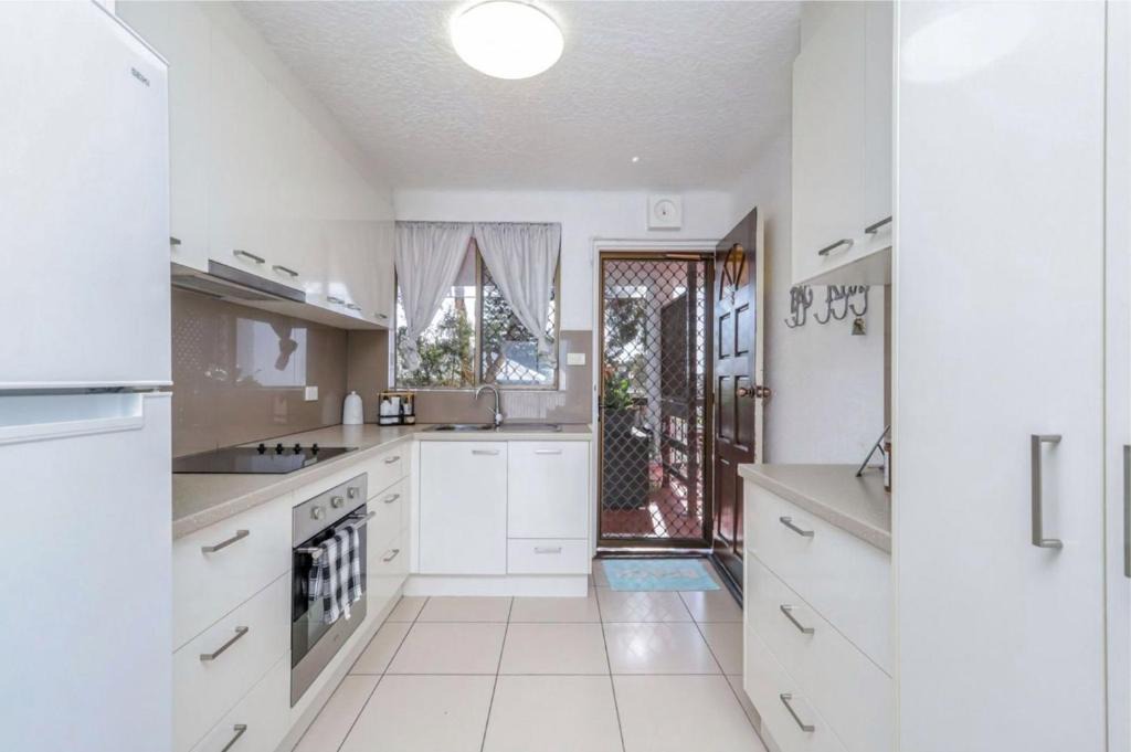 Kings Beach Apartment | Spanish Villas Unit 6, 3 Skyes Ave, Kings Beach