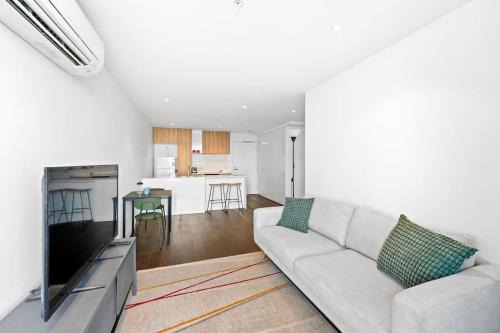 Saint Kilda South Apartment | St Kilda 1BR Apt with City Views & Parking Close to Beach & Tram