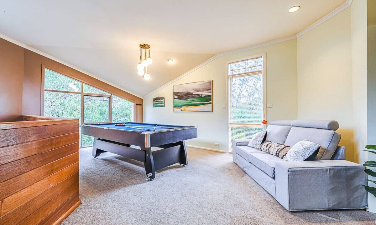Mont Albert North House | StayAU Comfortable Two-Story w/Pool Table&Backyard