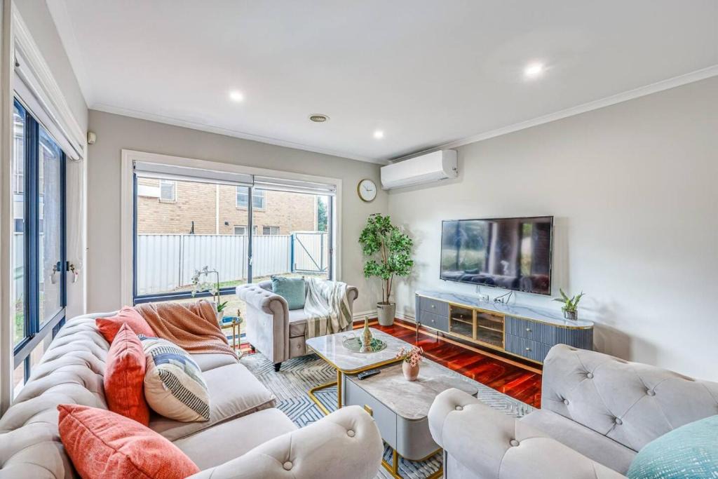 Caroline Springs House | StayAU Double Story Pet-friendly House PoolTable
