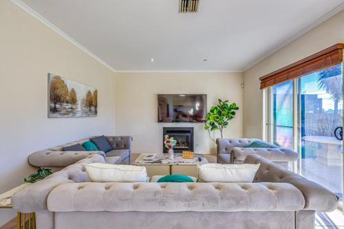 Sanctuary Lakes House | StayAU Sunset Two Story Lakeside Oasis with Scenic Yard