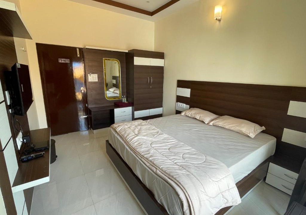 Chamarajanagara Hotel | STAYMAKER Royal Brothers Lodging and Restaurant