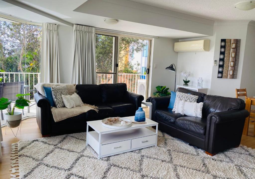 Mudjimba Apartment | Steps From The Beach 3br Apt FREE Wifi,Pool,Parking,Smart TV