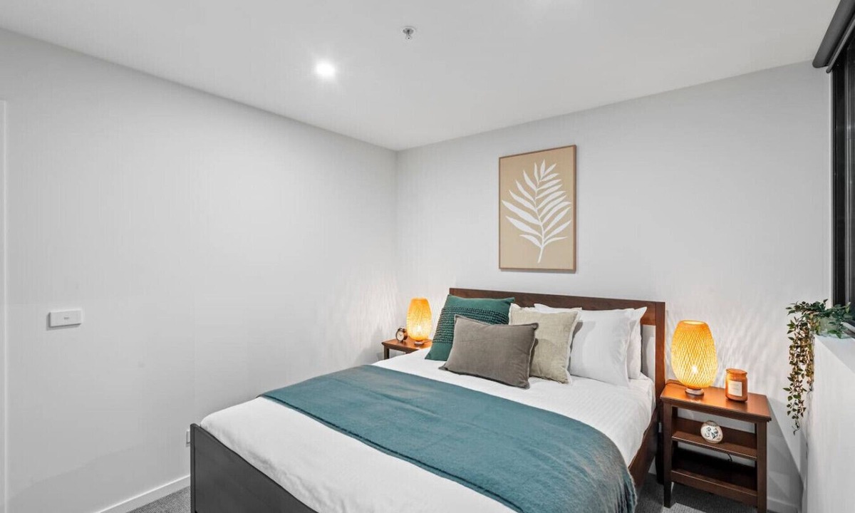 Abbotsford Apartment | Steps to the River, Minutes to the City