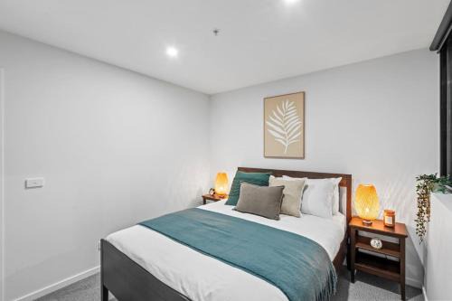 Abbotsford Apartment | Steps to the River, Minutes to the City