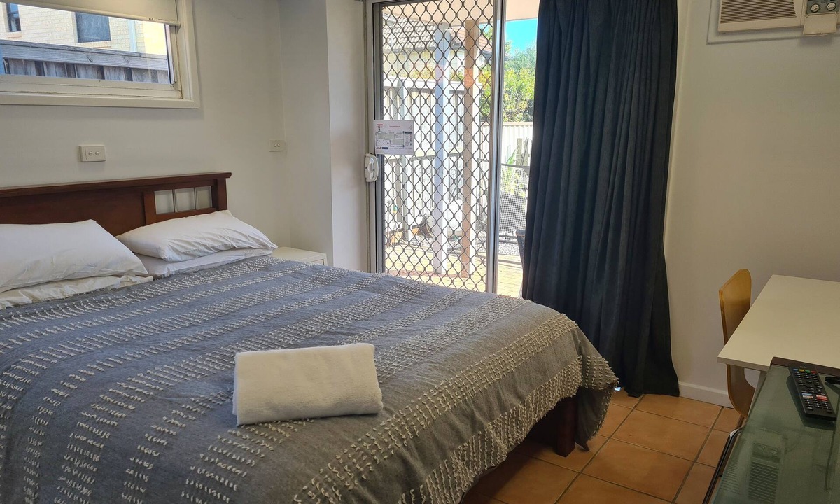 Bar Beach Apartment | Studio 2 - self contained - walk to cafes and beaches
