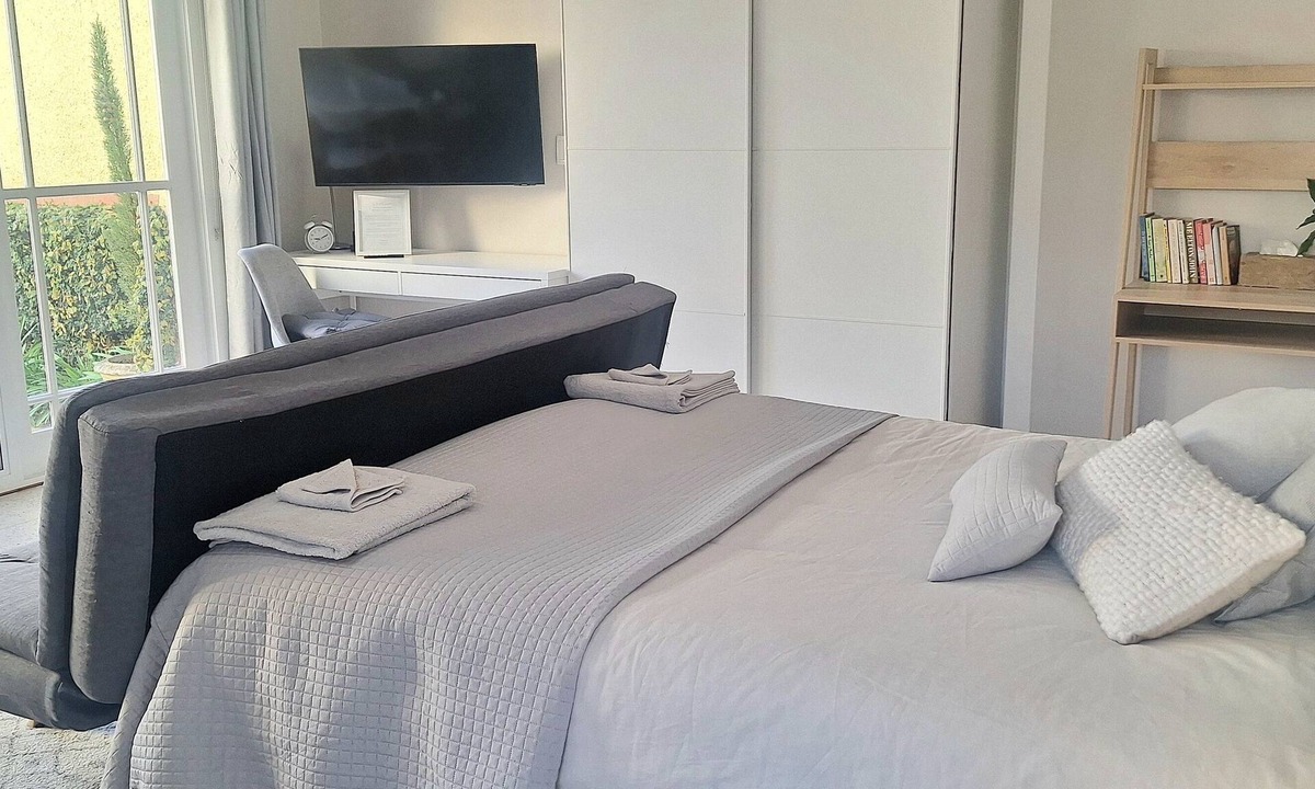 Elsternwick Apartment | Studio Elster - Ground Floor Self contained studio, walk to beach, train, shops