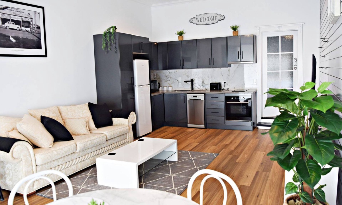 Hamlyn Heights House | Studio One Art Deco Escape - 5mins to Geelong CBD